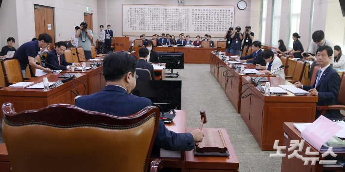 9일 서울 여의도 국회에서 열린 법제사법위원회 법안심사 제1소위원회에서 김승원 소위원장이 김건희 특검법, 채상병 특검법 심사를 위해 의사봉을 두드리고 있다. 윤창원 기자