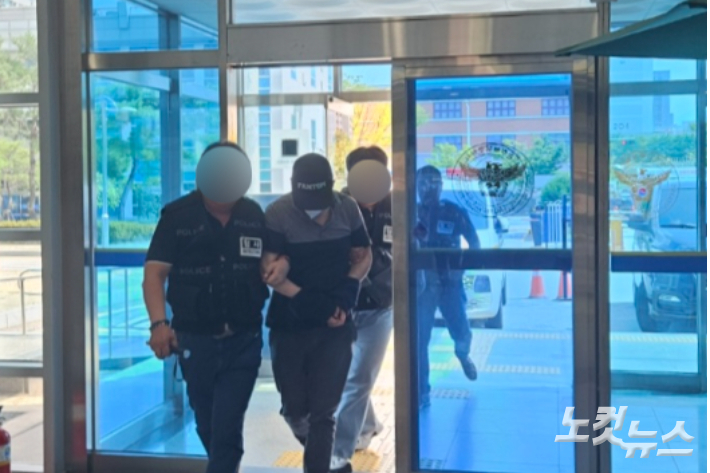 대나무 흉기를 이용해 직장 동료를 살해한 50대 B씨가 광주 북구 문흥동의 한 아파트 단지 내 주차장에서 긴급 체포돼 9일 광주 서부경찰서로 이송되고 있다. 김수진 기자