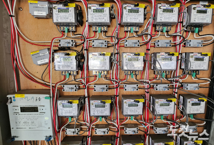 사진은 15일 오전 서울시내 주택가 전기계량기 모습. 황진환 기자
