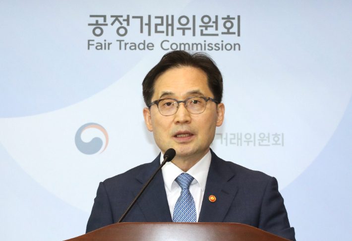 한기정 공정거래위원장이 9일 오후 정부세종청사 공정위 기자실에서 플랫폼 공정경쟁 촉진 및 티몬·위메프 사태 재발 방지를 위한 공정위의 입법 방향에 관해 설명하고 있다. 연합뉴스