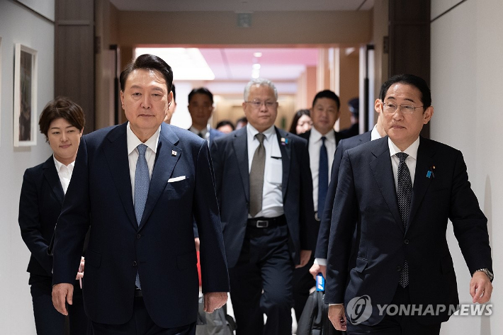 (서울=연합뉴스) 진성철 기자 = 윤석열 대통령이 6일 서울 용산 대통령실 청사에서 방한한 기시다 후미오 일본 총리와 한일 정상회담을 위해 이동하고 있다. 2024.9.6 [대통령실 제공. 재판매 및 DB 금지] zjin@yna.co.kr 연합뉴스