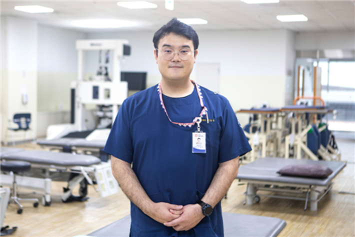 수영장 탈의실에서 쓰러진 심정지 환자를 심폐소생술로 살려낸 서울의료원 재활의학센터 이승구 물리치료사. 서울의료원 제공 