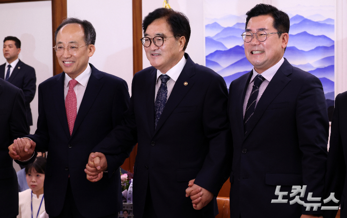 우원식 국회의장이 9일 서울 여의도 국회 의장실에서 여야 원내대표들과 회동에 앞서 기념촬영을 하고 있다.(왼쪽부터 국민의힘 추경호 원내대표, 우 의장, 더불어민주당 박찬대 원내대표) 윤창원 기자