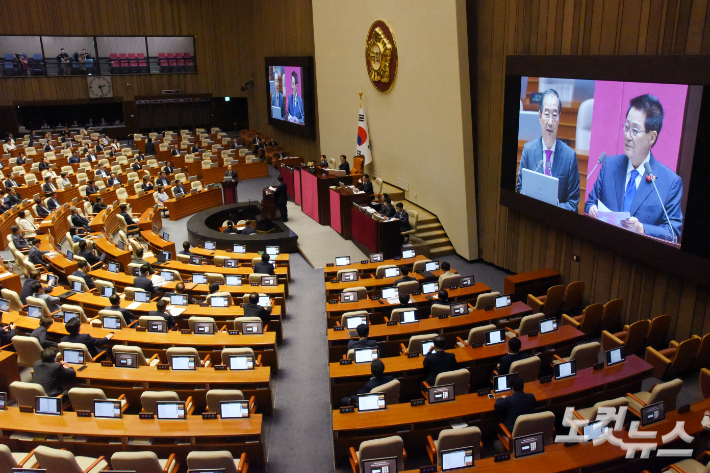 한덕수 국무총리가 9일 서울 여의도 국회에서 열린 제418회국회(정기회) 제4차 본회의 정치 분야 대정부질문에서 더불어민주당 박지원 의원의 질의에 답변을 하고 있다. 윤창원 기자