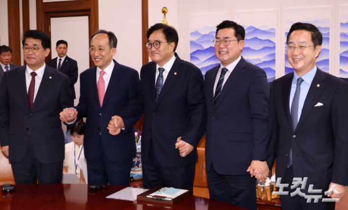 우원식 국회의장이 9일 서울 여의도 국회 의장실에서 여야 원내대표들과 회동에 앞서 기념촬영을 하고 있다. (왼쪽부터 국민의힘 배준영 원내수석부대표, 추경호 원내대표, 우 의장, 더불어민주당 박찬대 원내대표, 박성준 원내수석부대표) 윤창원 기자