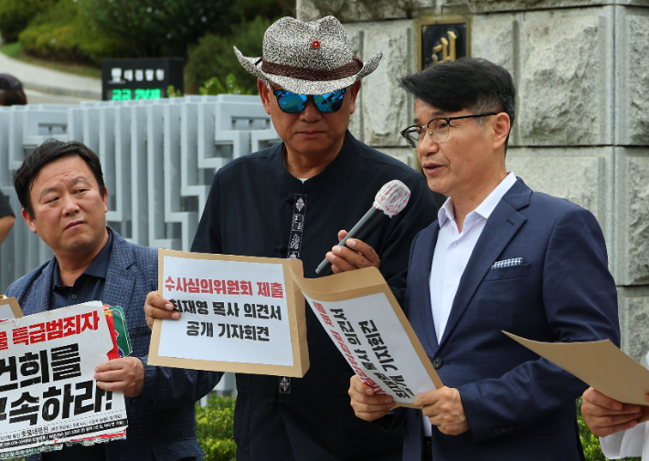 김건희 여사에게 명품백을 건넨 최재영 목사가 5일 서울 서초구 대검찰청 앞에서 수사심의위원회 소집 신청 수용을 촉구하고 있다. 연합뉴스