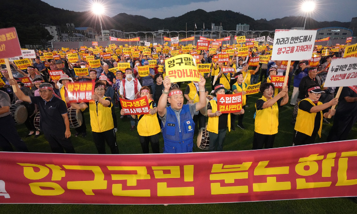 9일 강원 양구군 종합운동장에서 열린 수입천댐 건설 반대 궐기대회에서 서흥원 군수와 기관·단체 관계자, 주민들이 댐 건설 전면 백지화를 환경부에 촉구하고 있다. 연합뉴스 