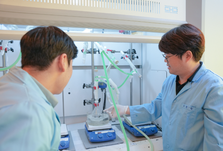 KERI 연구진이 실록산을 활용해 PVDF를 대체할 수 있는 배터리 양극용 바인더를 개발하고 있다. 전기연구원 제공