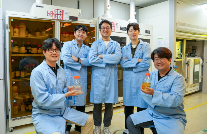 KERI 강동준, 임현균 박사를 비롯한 연구팀이 PVDF를 대체할 수 있는 배터리 양극용 바인더를 개발했다.(앞줄 왼쪽부터). 전기연구원 제공