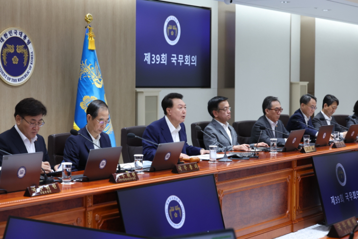 윤석열 대통령이 10일 서울 용산 대통령실 청사에서 열린 국무회의에서 발언하고 있다. 연합뉴스