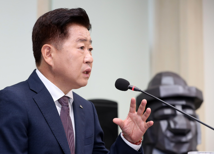 오영훈 제주지사가 10일 도청 소통회의실에서 기자단과 간담회를 하고 있다. 제주도 제공 