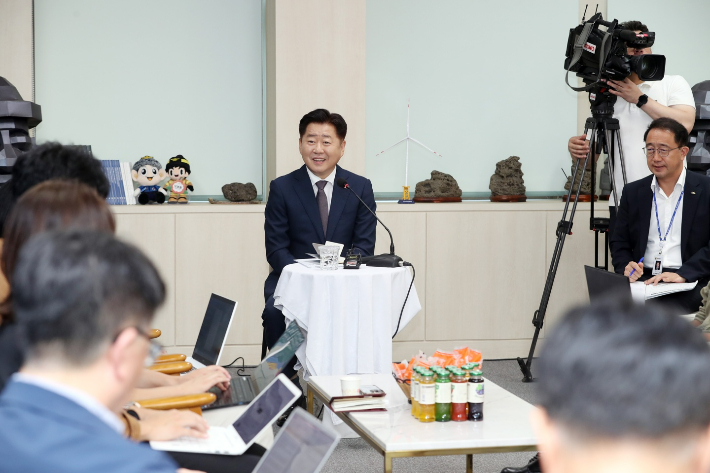 오영훈 제주지사가 10일 도청 소통회의실에서 기자단과 간담회를 하고 있다. 제주도 제공 