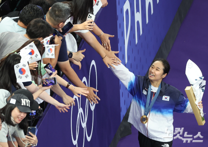 안세영이 5일 오전(현지시각) 프랑스 파리 포르트 드 라 샤펠 아레나에서 열린 2024 파리올림픽 배드민턴 여자 단식 결승전에서 중국 허빙자오와 경기에서 승리한 뒤 관객들과 인사하고 있다. 안세영은 중국의 허빙자오를 2-0으로 꺾고 금메달을 목에 걸었다. 안세영은 배드민턴 여자 단식에서 28년 만에 정상의 자리에 올랐다. 2024.8.5 파리= 올림픽사진공동취재단/KCK 황진환 기자