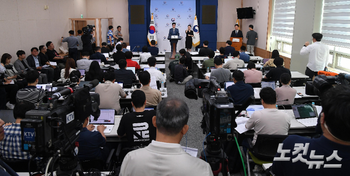 이정우 문화체육관광부 체육국장이 10일 오전 정부서울청사에서 '안세영 사태' 관련 배드민턴협회 사무 검사 및 보조금 점검 상황 중간발표를 하고 있다. 지난달 문체부는 "배드민턴협회에 대한 조사를 착수한다"며 "이번 조사는 국민적 의혹이 남지 않도록 엄정하고, 어느 한쪽에 편향됨 없이 공정함을 원칙으로 실시한다"고 밝혔다. 박종민 기자