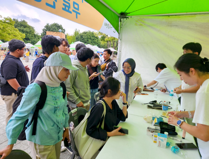 춘해보건대학교는 지난 8일 울산 남구 문화공원에서 열린 2024 외국인 한가위 큰잔치 행사에서 무료 건강검진과 함께 글로벌케어과 홍보를 했다. 춘해보건대 제공