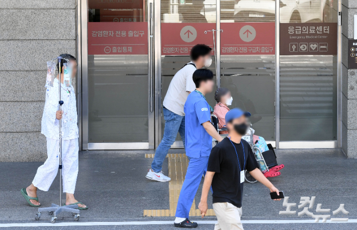 4일 서울 시내 한 대형병원 권역응급의료센터 앞으로 환자와 의료진이 지나가고 있다. 황진환 기자