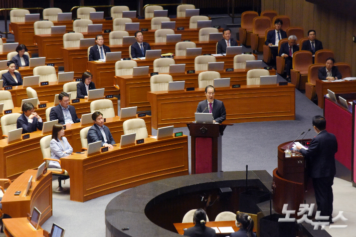 한덕수 국무총리가 9일 서울 여의도 국회에서 열린 제418회국회(정기회) 제4차 본회의 정치 분야 대정부질문에서 더불어민주당 박지원 의원의 질의에 답변을 하고 있다. 윤창원 기자