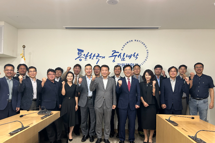 '1도 1국립대' 출범을 추진 중인 강원대학교와 국립강릉원주대학교는 9일 강원대 춘천캠퍼스에서 정책연구 결과보고회를 갖고 통합 모델 구축에 대한 심도있게 논의했다. 강원대 제공