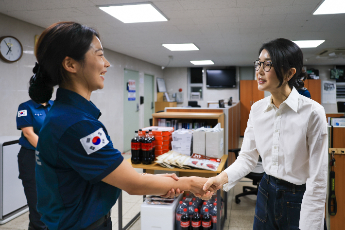 김건희 여사, 자살 예방 및 구조 관계자 격려 방문     (서울=연합뉴스) 진성철 기자 = 김건희 여사가 10일 '세계 자살 예방의 날'을 맞아 서울 마포경찰서 용강지구대를 찾아 근무자를 격려하고 있다. 2024.9.10  [대통령실 제공. 재판매 및 DB 금지]     zjin@yna.co.kr (끝)   <저작권자(c) 연합뉴스, 무단 전재-재배포, AI 학습 및 활용 금지> 연합뉴스