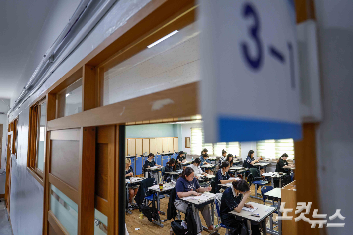지난 4일 서울 영등포구 여의도여고에서 열린 '2025학년도 대학수학능력시험 9월 모의평가'에 앞서 수험생들이 시험준비를 하고 있다. 사진공동취재단