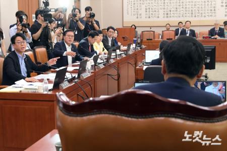 정청래 법사위원장 발언에 항의하는 국미의힘 의원들
