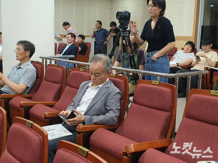 박병희 단장이 설명회 도중 휴대폰을 사용하고 있다. 고영호 기자