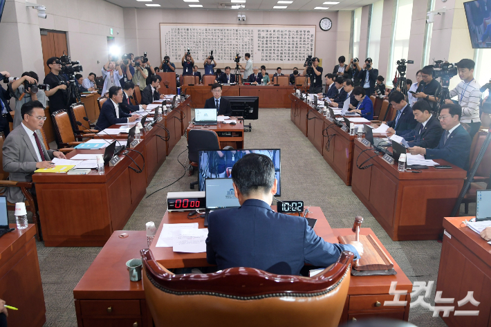 11일 서울 여의도 국회에서 열린 법제사법위원회 전체회의에서 정청래 위원장이 의사봉을 두드리고 있다. 윤창원 기자