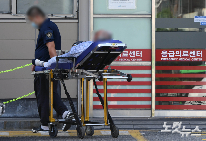 11일 오전 서울시내 한 병원 응급의료센터로 환자가 들어가고 있다. 황진환 기자