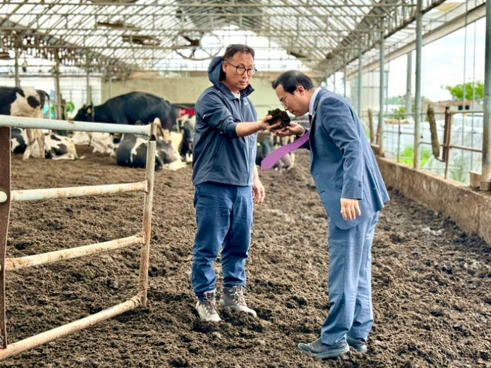 이오수 경기도의원이 지난 4월 안성시의 한 소 농장에서 악취 저감 현장 사례를 점검하고 있다. 경기도의회 제공