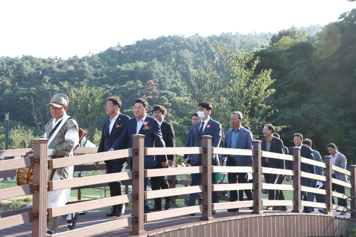 주낙영 경주시장과 이동협 경주시의장을 비롯한 '구곡지 친수공간' 준공식 참석자들이 구곡지를 둘러보고 있다. 경주시 제공