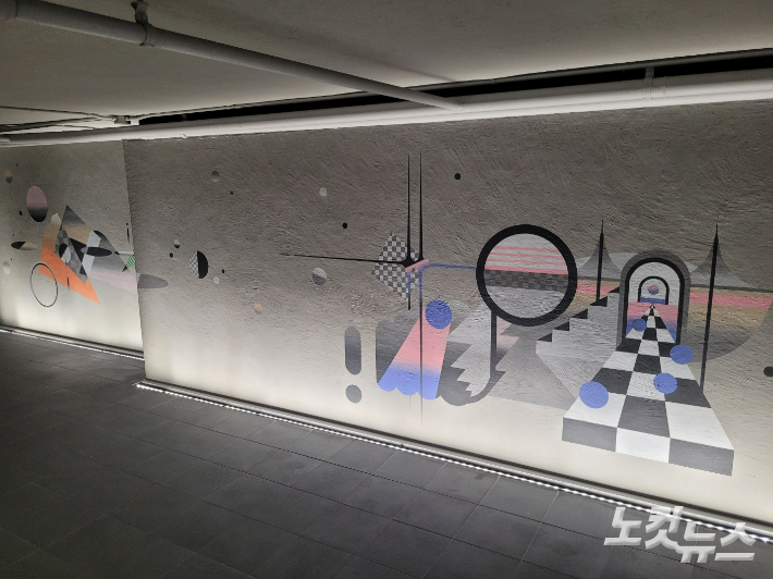 AR로 감상할 수 있는 벽화. 김기용 기자