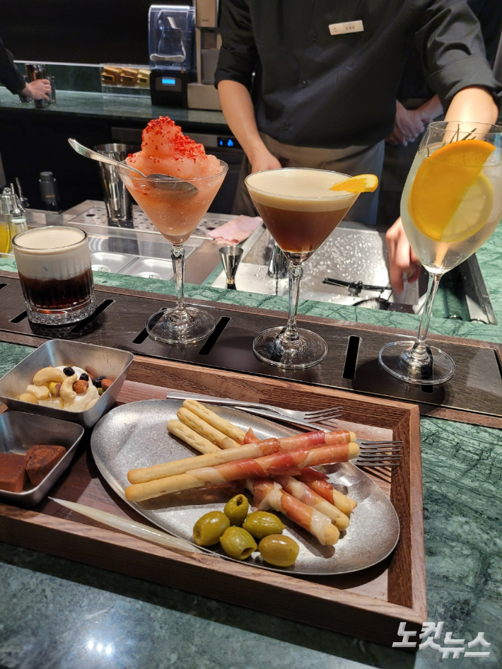 믹솔로지 바에서 제공하는 칵테일 음료와 페어링 음식들. 김기용 기자