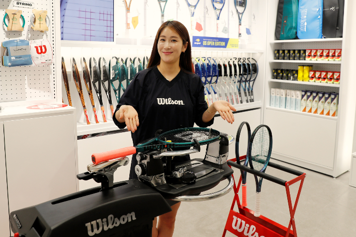 스포츠용품 브랜드 윌슨이 호남 최초 오픈 기념으로 테니스 라켓 스트링 서비스를 제공하고 있다. 광주신세계 제공
