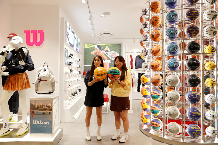 스포츠용품 브랜드 윌슨 농구공을 들고 홍보하고 있는 매장 직원들. 광주신세계 제공