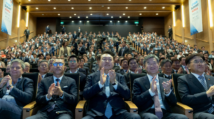 사이버 서밋 코리아(CSK) 2024 개회식, 박수치는 윤석열 대통령. 대통령실 제공