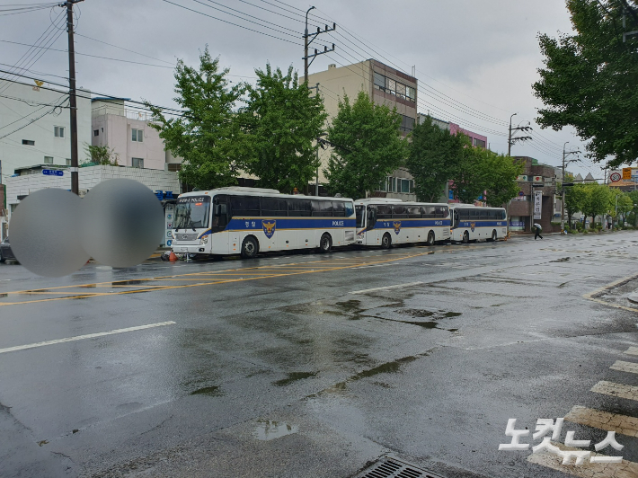 경찰 1개 중대(차량 3대)가 농민대회 주변 도로에 정차했다. 고영호 기자