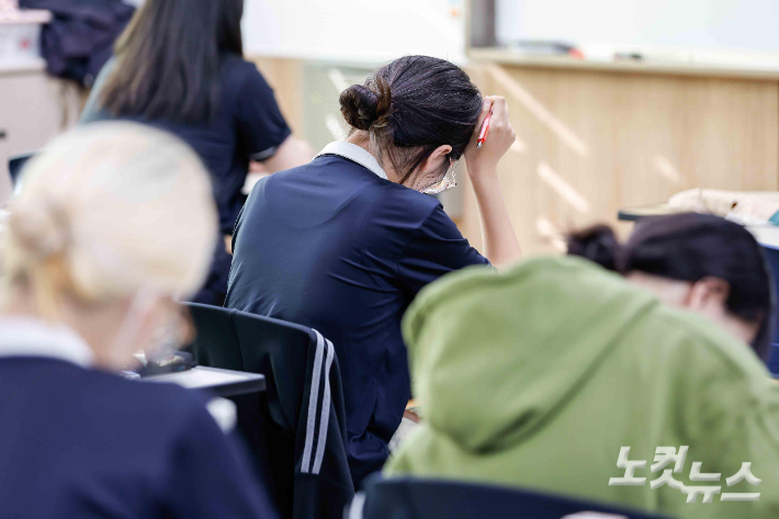 지난 4일 실시된 '2025학년도 대학수학능력시험 9월 모의평가'에서 수험생들이 시험준비를 하고 있다. 사진공동취재단