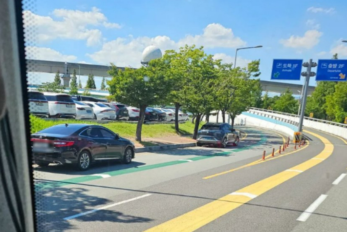 지난 7월 부산 김해국제공항 진입로에 차량들이 갓길 주차돼 있는 모습. 온라인 커뮤니티 '보배드림' 캡처 