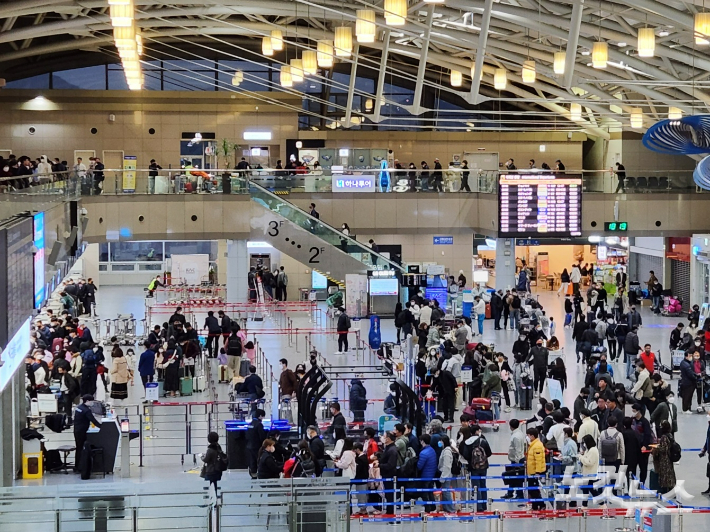 김해국제공항 출국장이 승객들로 붐비는 모습. 정혜린 기자