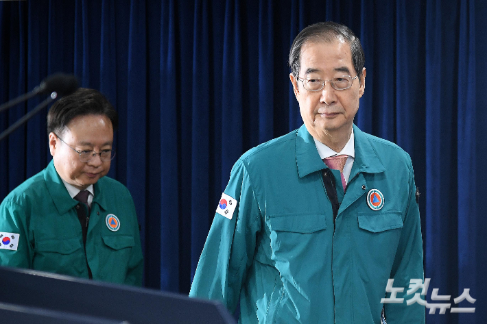 한덕수 국무총리가 12일 정부서울청사에서 응급 의료 상황에 대한 브리핑을 하기 위해 단상에 오르고 있다. 박종민 기자