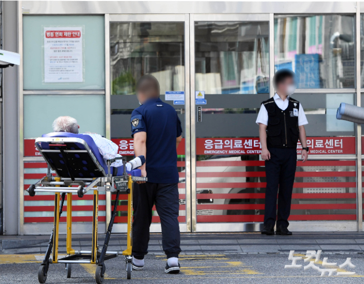 서울시내 한 병원 응급의료센터로 환자가 들어가고 있다. 황진환 기자