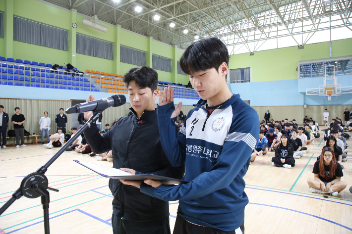 강릉원주대학교와 강원대학교는 12일 강릉원주대 강릉캠퍼스에서 양 대학 동아리 학생들이 참여하는 동아리 교류 행사를 가졌다. 강릉원주대 제공