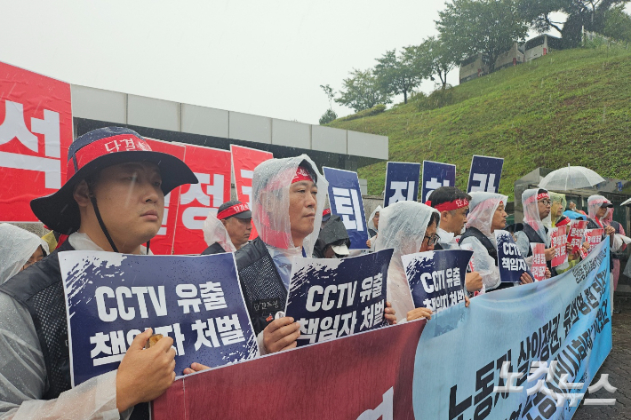 민주노총 강원본부와 건설노조 강원본부 등 노동시민사회단체는 12일 강원경찰청 앞에서 기자회견을 열고 故양회동 건설노조 간부의 분신 사망 당시 영상 유출 사건의 수사를 촉구했다. 구본호 기자