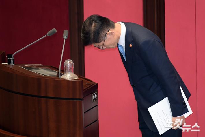 인사하는 김문수 고용노동부 장관