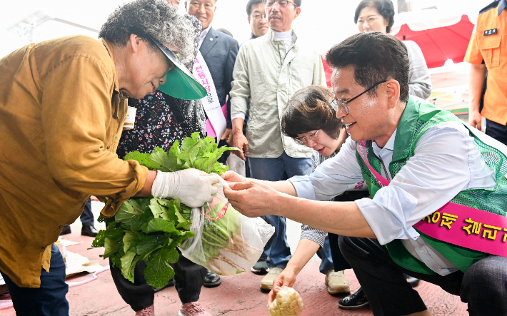 이철우 경북지사는 12일 상주중앙시장에서 추석명절 민생현장을 살폈다. 경북도 제공