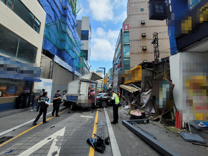 12일 부산 해운대구청 인근 일방통행로에서 70대 남성이 몰던 벤츠 차량이 인도로 돌진해 보행자 2명이 숨졌자. 부산경찰청 제공