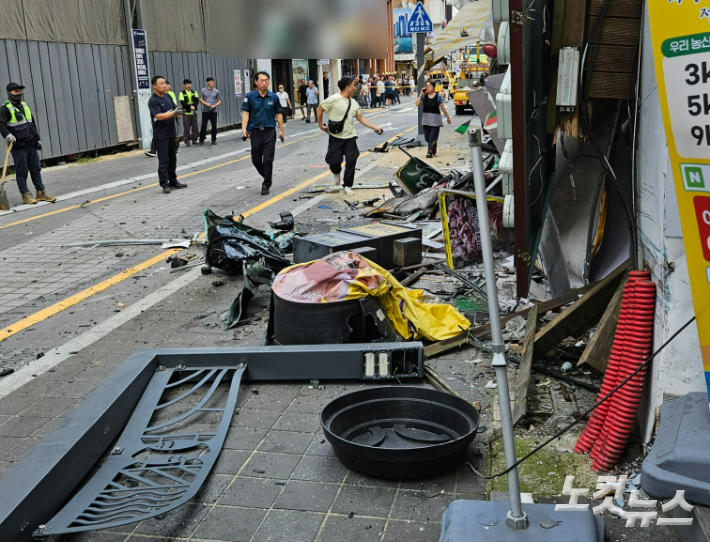 12일 오후 부산 해운대구청 어귀삼거리에서 70대 남성이 몰던 벤츠 차량이 인도를 덮쳐 인근이 아수라장이 된 모습. 김혜민 기자 