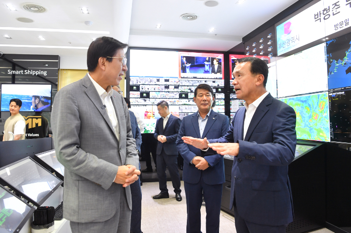  박형준 부산시장(왼쪽)이 12일 HMM 선박종합상황실을 방문했다. 부산시 제공