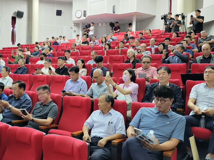  '제주 도시철도망 계획수립 용역' 착수에 따른 도민설명회가 12일 제주웰컴센터 1층 웰컴홀에서 열렸다. 이인 기자 