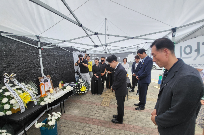 김대중 전남도교육감이 지난 11일 광주 북구 정부종합청사 앞 에어컨 설치기사 고(故) 양모씨의 분향소를 찾아 묵념하고 있다. 삼성에어컨설치기사 20대 청년노동자 폭염 사망사고 대책회의 제공